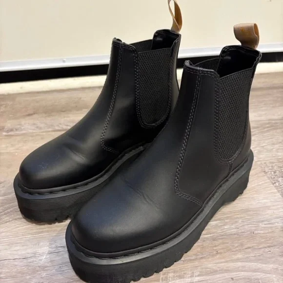 Dr. Martens Black platform Chelsea boot size 6 - Picture 1 of 4